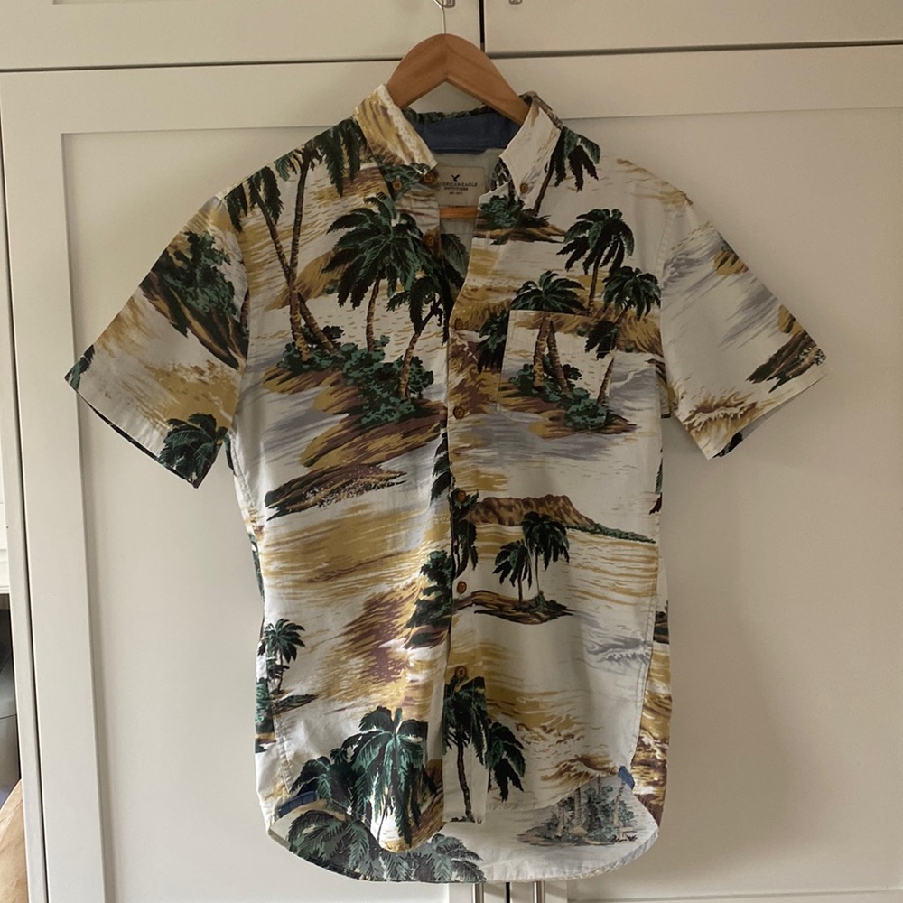 American Eagle short sleeve button down shirt sizing for young man